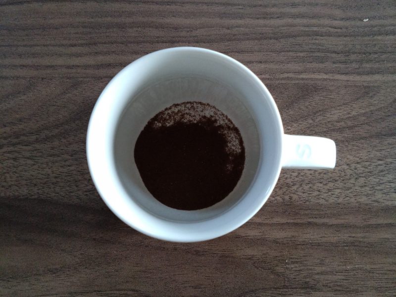 コーヒーカップにチャコバの粉末