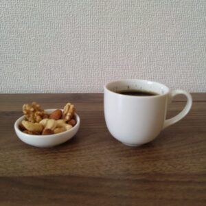 理想のコーヒーとナッツ